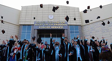 Bingöl Üniversitesi'nde mezuniyet coşkusu