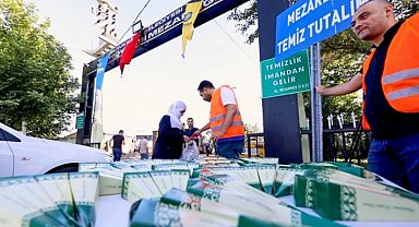 Diyarbakır'da kabir ziyareti yapanlara lokum ikramı