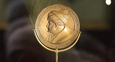 Fatih'in madalyonu evinde sergileniyor