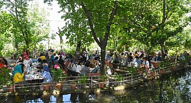 İzmir Karabağlar'da yılın yorgunluğunu attılar