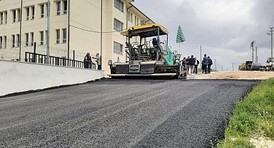 Pazaryeri'nde okul yollarına sıcak asfalt
