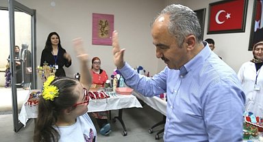 Rize'de Başkan Metin'den 'özel' sergiye ziyaret