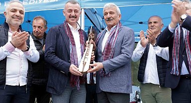 Başkan Büyükakın'a hediye kemençe