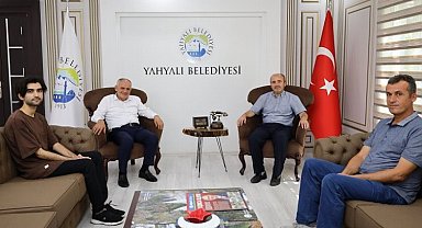 Esat Öztürk'ten başarılı öğrenciye altın