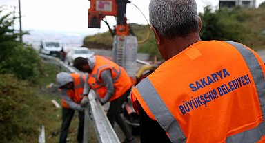 Paraşüt Tepe'ye giden yolda artık çelik bariyer var