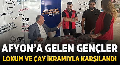 Afyonkarahisar'a gelen gençler lokum ve çay ikramıyla karşılandı