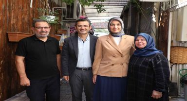 Afyonkarahisar'da Vali Yardımcılarıyla birlikte Aşçı Bacaksız Lokantası'nı ziyaret eden Vali Kübra Güran Yiğitbaşı kebabın tadını denedi.