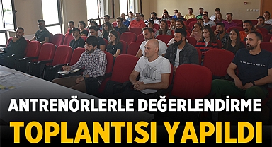 Afyonkarahisar Gençlik Spor İl Müdürü, Antrenörlerle Değerlendirme Toplantısı Yaptı 