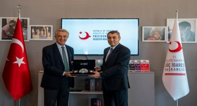 Birleşmiş Milletler Mülteciler Yüksek Komiseri Türkiye'de göç ile ilgili iş birliği konularını görüşmek üzere Göç İdaresi Başkanı ile buluştu.