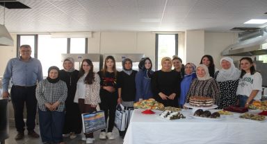 Emirdağ Mutfak Atölyesi kursiyerlerine sertifikalar verildi.