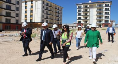 Eskişehir Odunpazarı'nda yapımı devam eden TOKİ konutları incelemeye alındı.