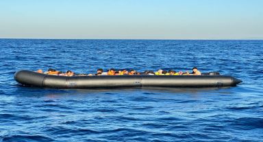 İzmir'de Düzensiz Göçmenleri Taşıyan Bot Yakalandı.
