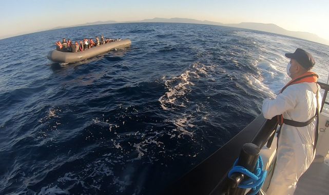 İzmir Menderes açıklarında 36 düzensiz göçmen yakalandı.