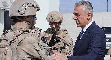 Mardin Valisi'nden sınırda Mehmetçiğe ziyaret