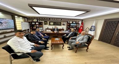 MHP İlçe Başkanı Orbay Divrikli ve yönetiminden Belediye Başkanı Serkan Koyuncu'ya ziyaret