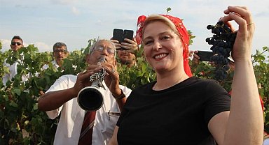 Uzunköprü'de davul zurna eşliğinde bağ bozumu