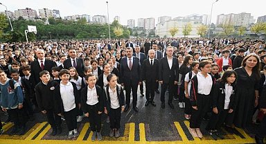 Bakan Tekin İstanbul'da bayrak törenine katıldı