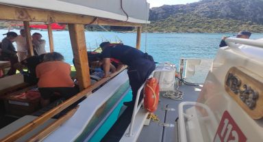 Demre açıklarında gezi teknesinde rahatsızlanan kişi tıbbi tahliye edildi.