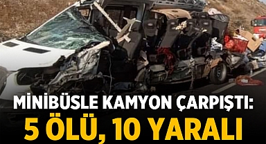 Feci Kaza: Çarpışan Minibüs ve Kamyon 5 Can Aldı, 10 Kişi Yaralandı