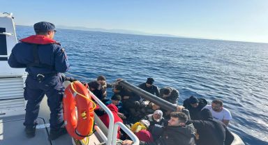 Sahil Güvenlik, Didim açıklarında 20 düzensiz göçmeni kurtardı.
