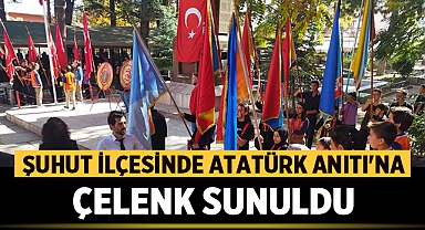Şuhut'ta Cumhuriyetin 100. Yılı Coşkusu: Anıt'a Çelenk Sunuldu!