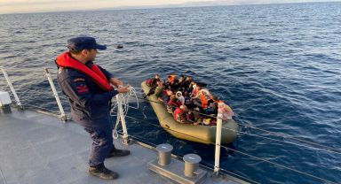 Türk Sahil Güvenlik Gemisi, Yunanistan tarafından geri itilen 44 düzensiz göçmeni kurtardı.