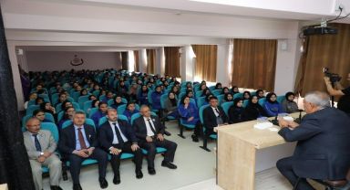 Zeybek, Kız Anadolu İmam Hatip Lisesi'ne spor malzemesi desteği sağladı