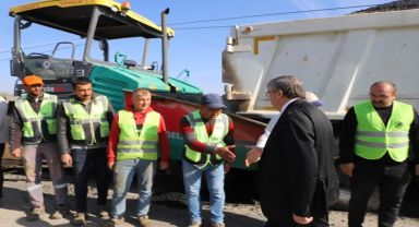 Afyonkarahisar Milletvekili Yurdunuseven, Sülümenli-Şeker Fabrikası arasındaki sıcak asfalt çalışmasını inceledi.