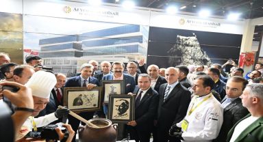 Antalya Valisi ve TOBB Başkanı, Afyonkarahisar Ticaret Odası'nın yöresel ürünler fuarını ziyaret etti.