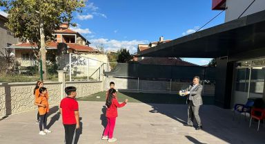 Emirdağ Belediye Başkanı çocuklarla eğlendi ve Gençlik Merkezi'nde çalışmaları inceledi
