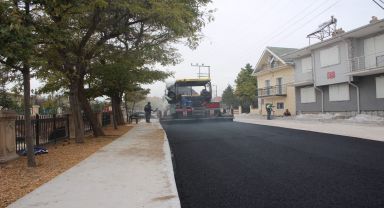 Emirdağ Belediyesi, Ofis Önü Bolvadin Köprüsü bağlantı yolunda sıcak asfalt serimi yapmaya başladı