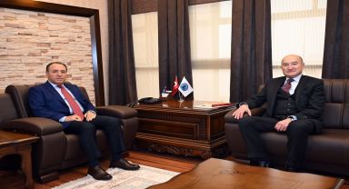 Afyon Kocatepe Üniversitesi'nde Kültürel İkili Ziyaret: Kitaplarla Dolu Fikir Alışverişi