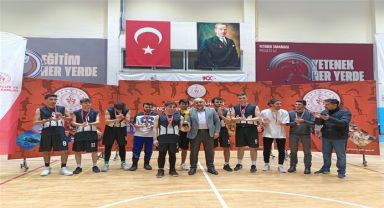 Afyonkarahisar'da öğrencileri sporla buluşturan basketbol turnuvasını tamamladı