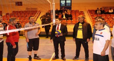 İhsaniye'de Heyecan Dorukta: 100. Yıl Kaymakamlık Voleybol Turnuvası Başladı!