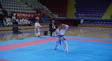 Afyonkarahisar'da Okul Sporları Karate Müsabakaları Heyecanı