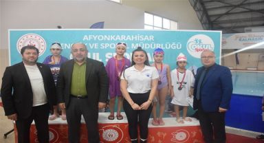 Afyonkarahisar Yarı Olimpik Yüzme Havuzunda Okul Sporları Heyecanı