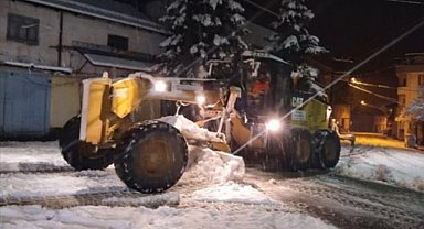 İnegöl'de Kar Yağışı: Belediye Ekipleri Gece Boyunca Karla Mücadelede