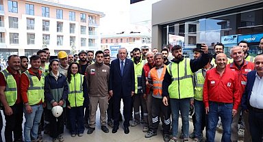 Cumhurbaşkanı Erdoğan, uğradığı bir akaryakıt istasyonunda vatandaşlarla sohbet etti