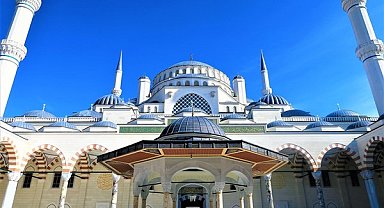 İstanbul Valisi Gül, bayram namazında vatandaşlarla bir araya geldi