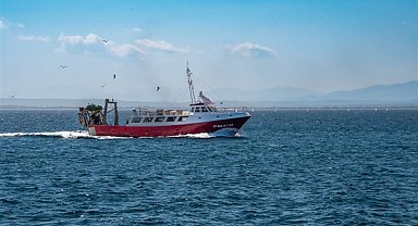 Makine arızası nedeniyle sürüklenen tekne Akyarlar’a demirletildi