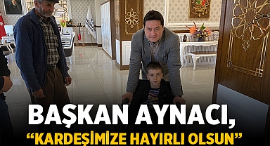 Hayırsever tarafından hibe edilen sandalyeyi Başkan Aynacı teslim etti