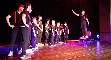Afyonkarahisar Valisi, Genç Sanatçıların Tiyatro Performansını İzledi