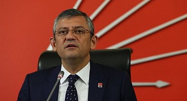 Özgür Özel, CHP'nin Duayenleriyle Buluştu: Düğün Vesilesiyle Gerçekleşen Kritik Toplantı