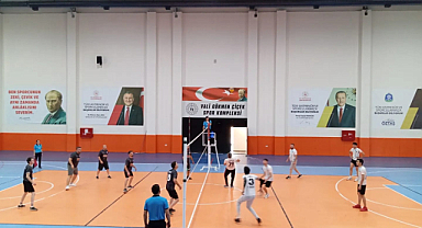 Sandıklı'da Heyecan Dorukta: 15 Temmuz Demokrasi ve Milli Birlik Günü Voleybol Turnuvası Başladı!