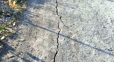 Afyonkarahisar'da Depremin İzleri: Ataköy'de Yol Yarığı Korkuttu