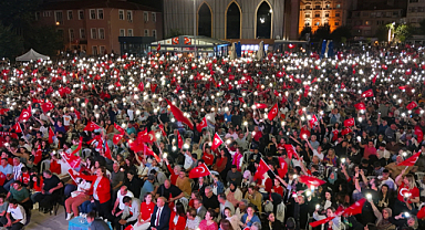 Afyonkarahisar'da Kent Meydanı Kırmızıya Büründü! Binlerce Futbolsever Milli Maçı Coşkuyla İzledi!