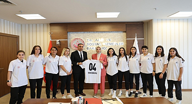 Bakanlıkta Kadın Futbol Takımlarına Destek Mesajı