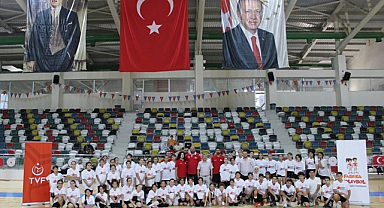 Kilis'te Voleybol Rüzgarı: Yeni Fabrika Voleybol Okulu Açıldı