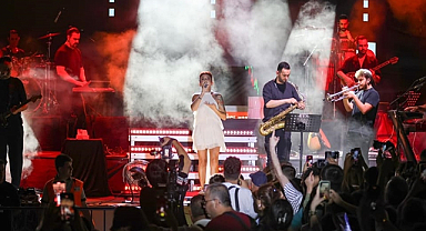 Melek Mosso, Eşme Festivali'nde Sahneyi Salladı! Uşak Belediyesi'nden Teşekkür