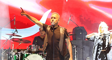 Uşak Belediyesi Başkanı Özkan Yalım, Haluk Levent'in Performansını Beğeniyle İzledi